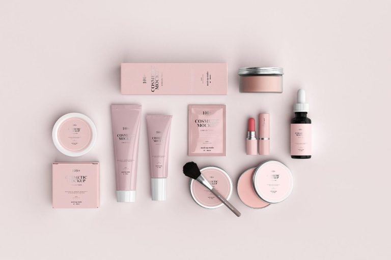 Assortiment schoonheidsproducten voor persoonlijke verzorging inclusief make-up, huidverzorging en haarverzorgingsproducten